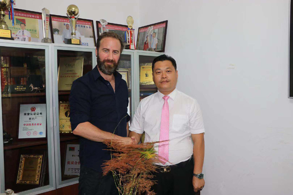 加拿大(大衛-格羅弗)與歐郎董事長曹志廣留影