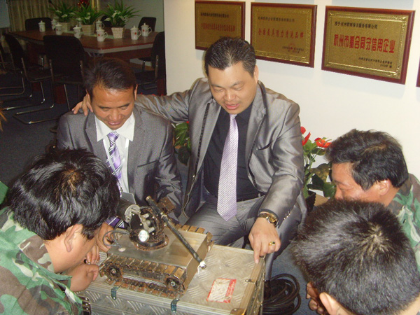 ���˽���