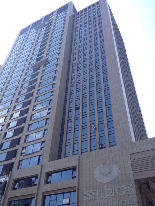 ���@����